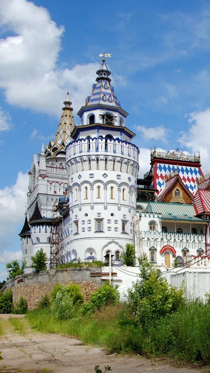 Weißes Und Grünes Betongebäude Unter Bewölktem Himmel Tagsüber. Wallpaper in 720x1280 Resolution