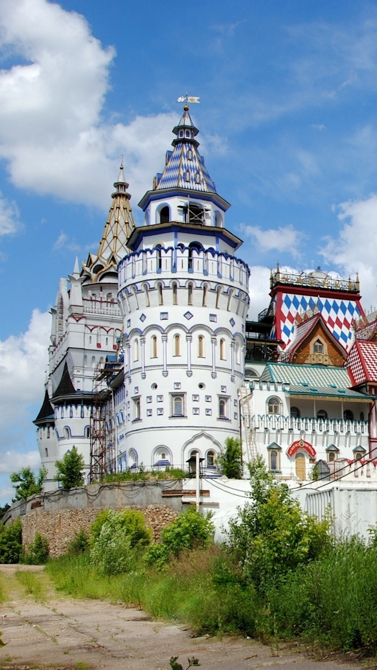 Weißes Und Grünes Betongebäude Unter Bewölktem Himmel Tagsüber. Wallpaper in 750x1334 Resolution