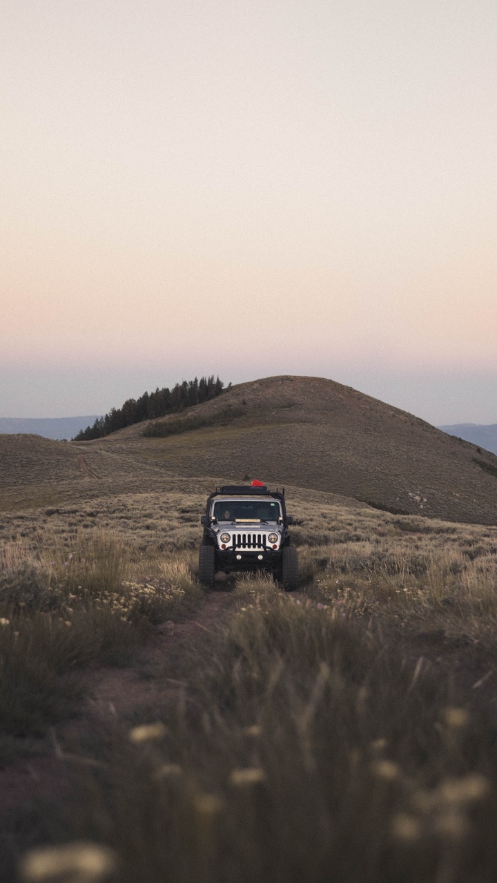 Suv Negro en Campo de Hierba Verde Durante el Día. Wallpaper in 720x1280 Resolution