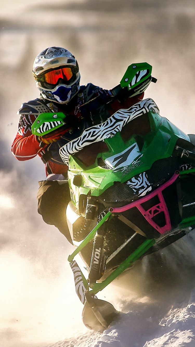 Homme en Costume Vert et Noir Chevauchant Une Motoneige Verte et Noire. Wallpaper in 750x1334 Resolution