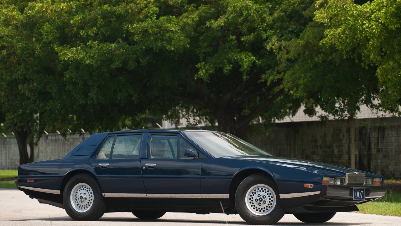 Sedán Azul Estacionado Cerca de Árboles Verdes Durante el Día. Wallpaper in 1280x720 Resolution