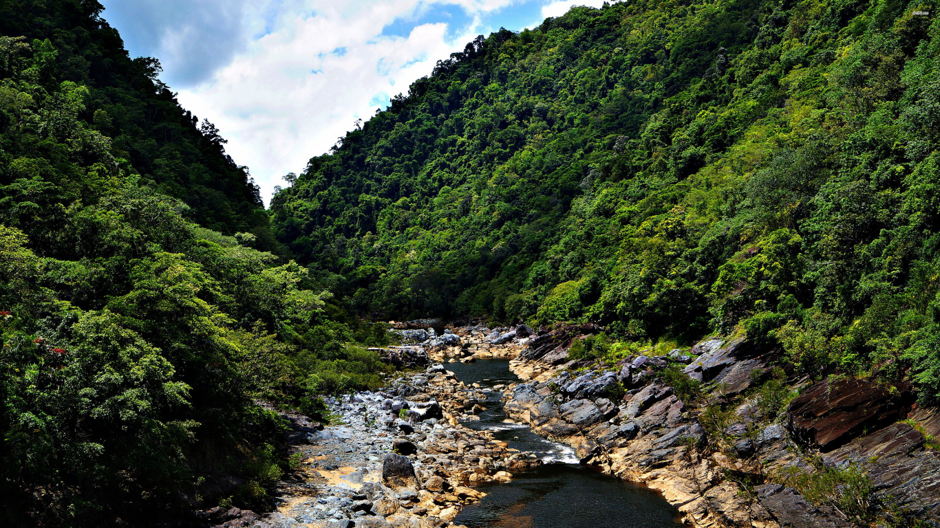 Tagsüber Grüne Berge Und Fluss Unter Blauem Himmel. Wallpaper in 1366x768 Resolution