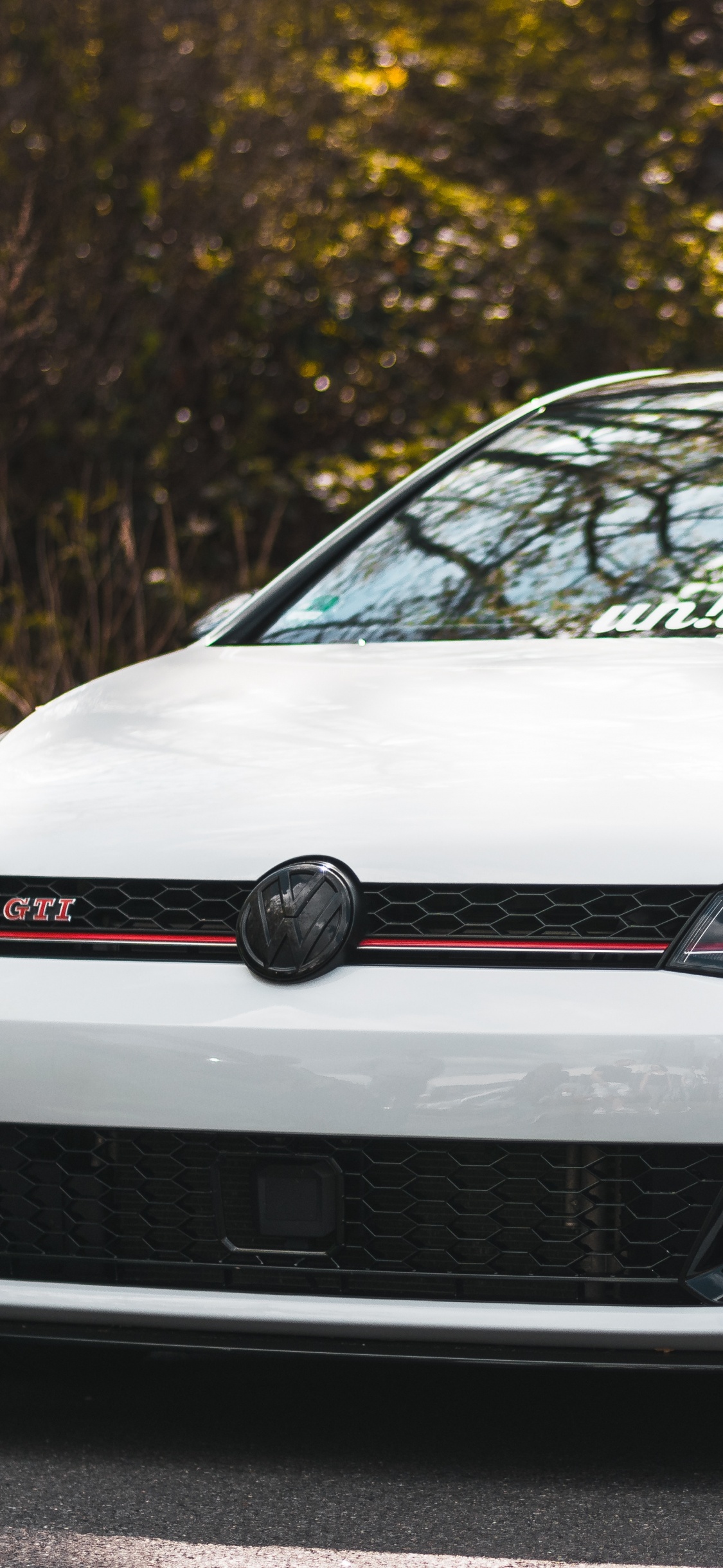 Mercedes Benz Clase c Blanco. Wallpaper in 1125x2436 Resolution