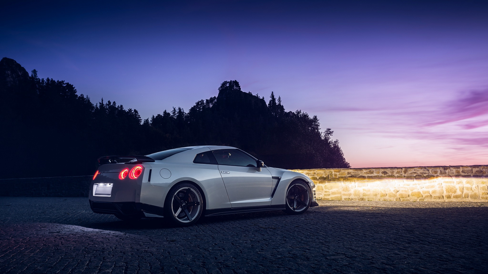 Porsche 911 Argent Sur Route Pendant la Journée. Wallpaper in 1920x1080 Resolution