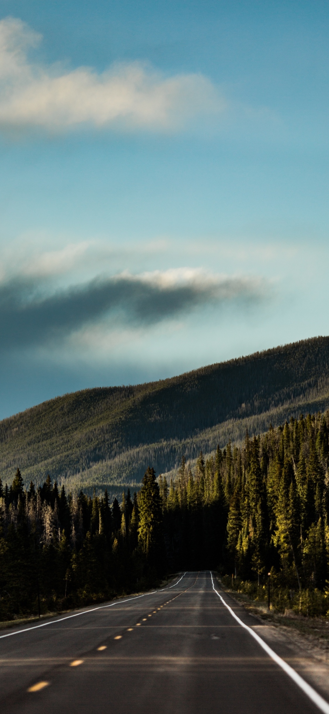 Hochland, Cloud, Bergigen Landschaftsformen, Ausblenden, Wildnis. Wallpaper in 1125x2436 Resolution