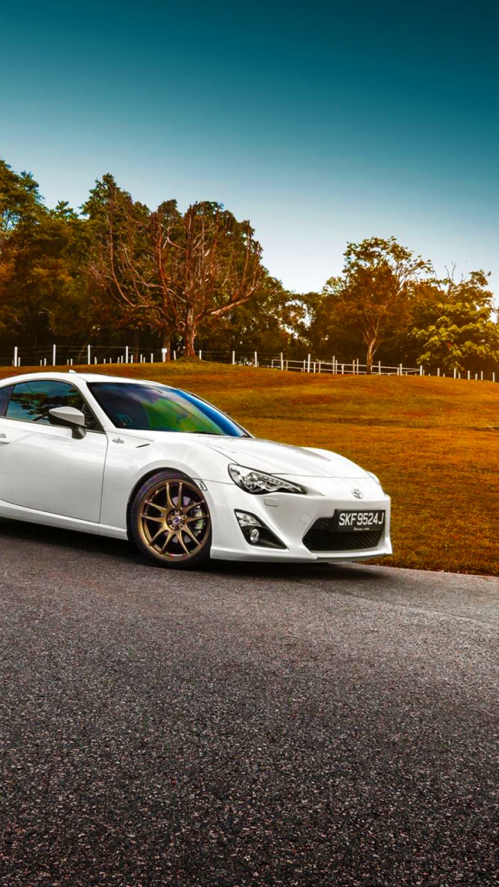 Bmw m 3 Blanco en la Carretera Durante el Día. Wallpaper in 720x1280 Resolution