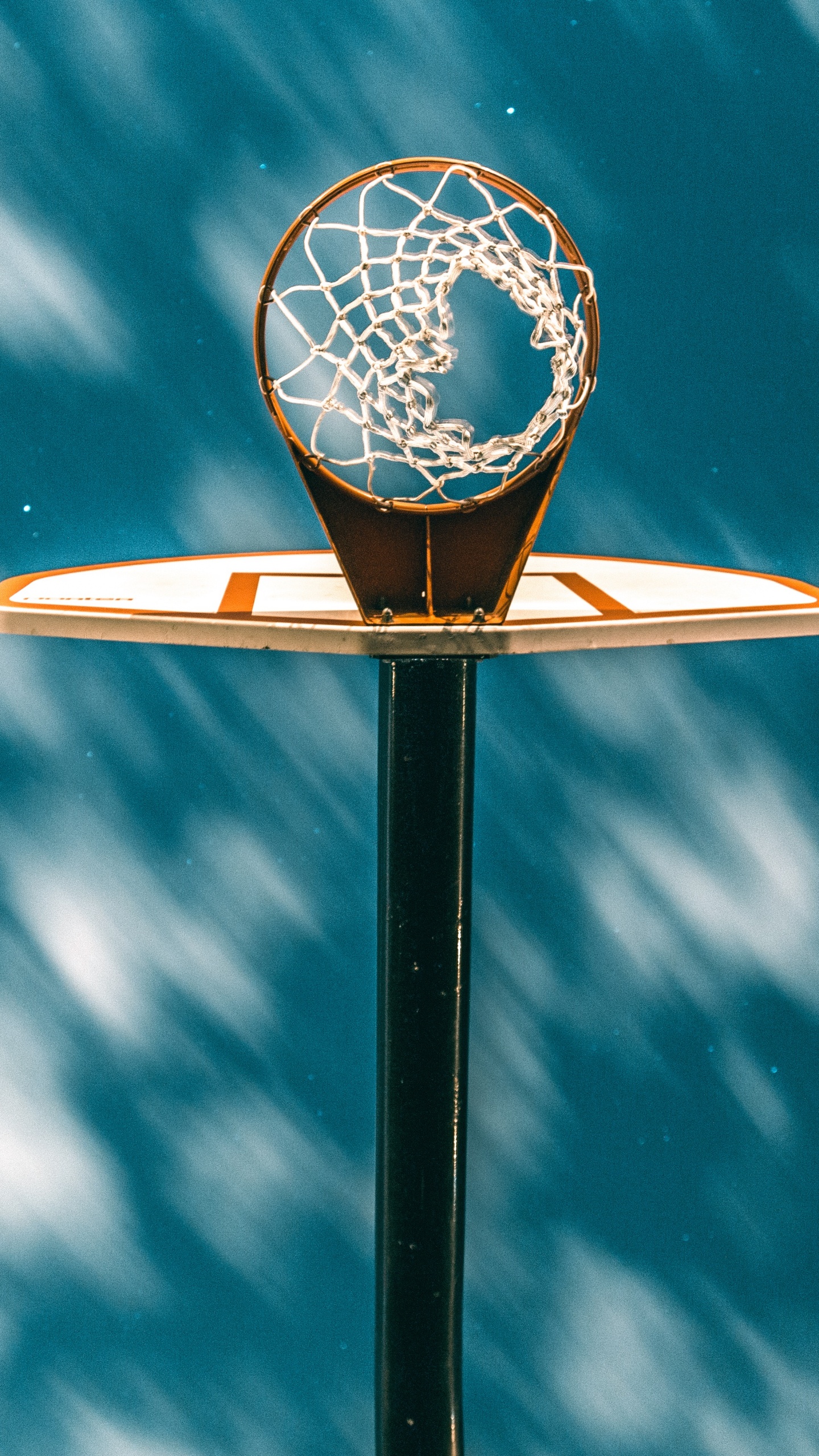 Panier de Basket Blanc et Noir Sous Ciel Bleu. Wallpaper in 1440x2560 Resolution