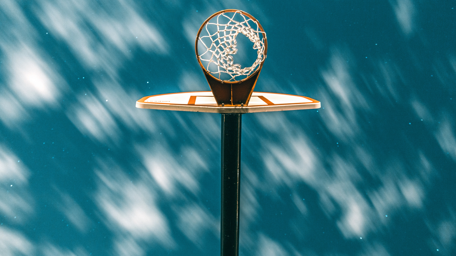 Panier de Basket Blanc et Noir Sous Ciel Bleu. Wallpaper in 1920x1080 Resolution