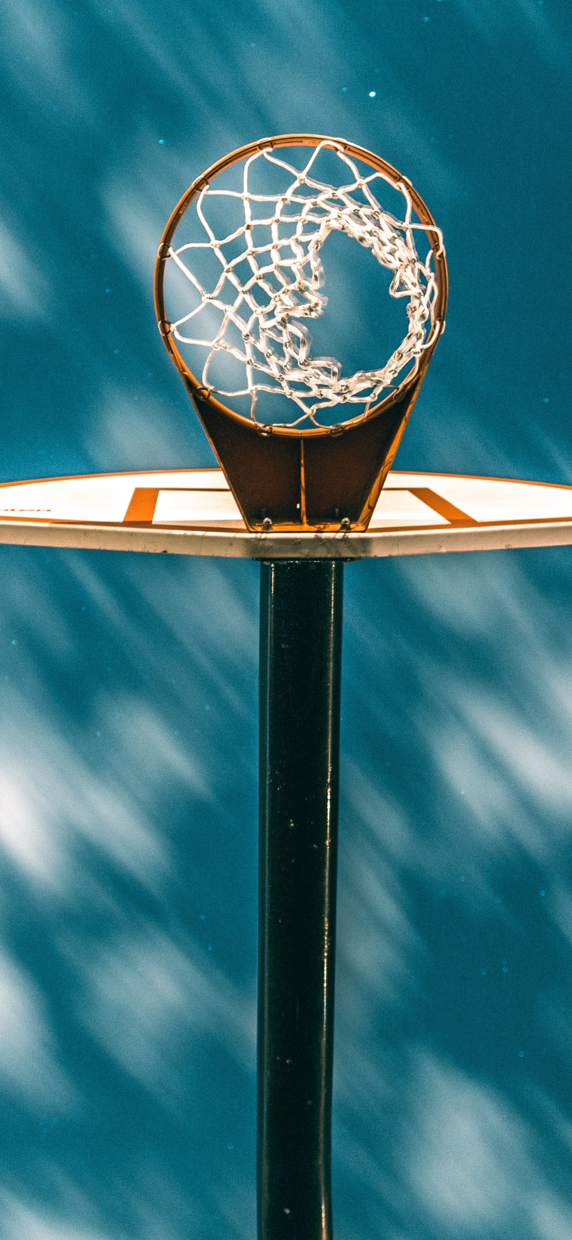 Weiß-schwarzer Basketballkorb Unter Blauem Himmel. Wallpaper in 1125x2436 Resolution