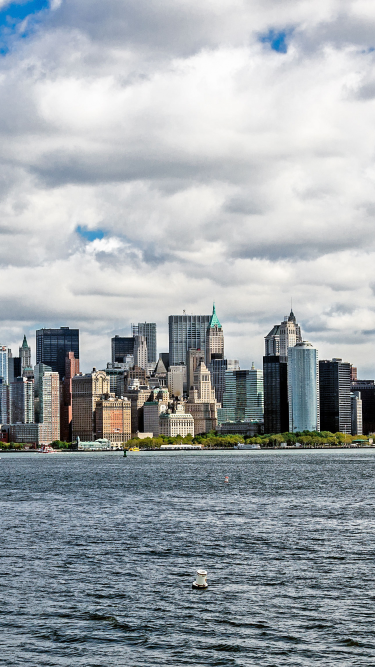 Horizon de la Ville Sous Les Nuages Blancs et le Ciel Bleu Pendant la Journée. Wallpaper in 750x1334 Resolution