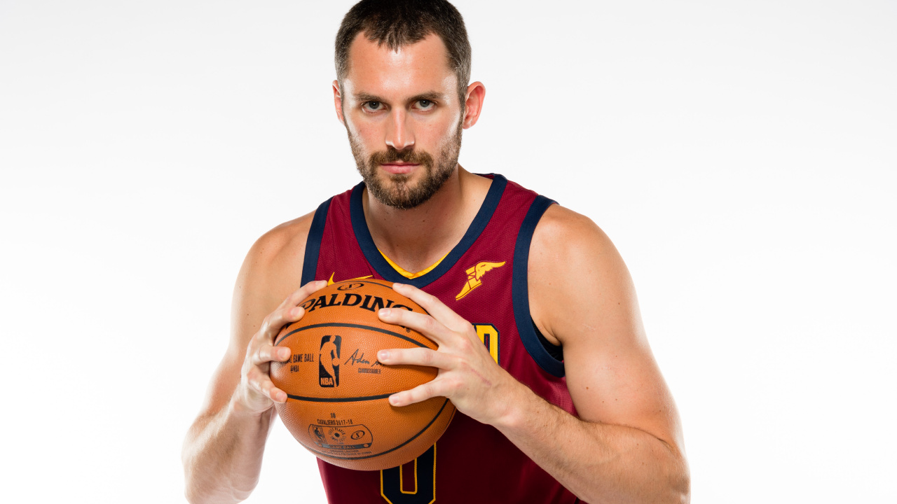 Mann im Roten Und Blauen Tanktop Mit Basketball. Wallpaper in 1280x720 Resolution