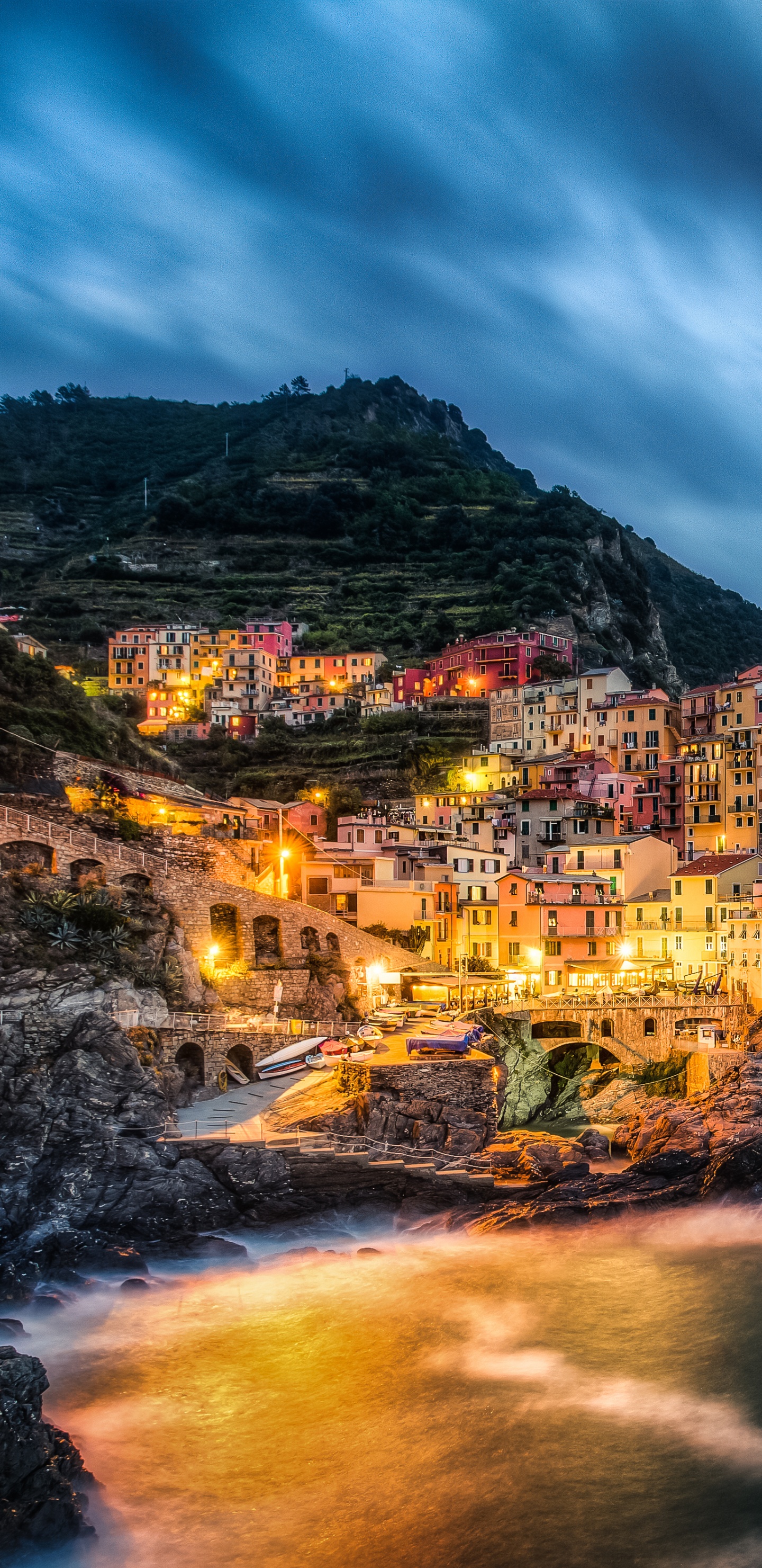 Brauner Und Grüner Berg Neben Gewässer Unter Bewölktem Himmel Tagsüber. Wallpaper in 1440x2960 Resolution