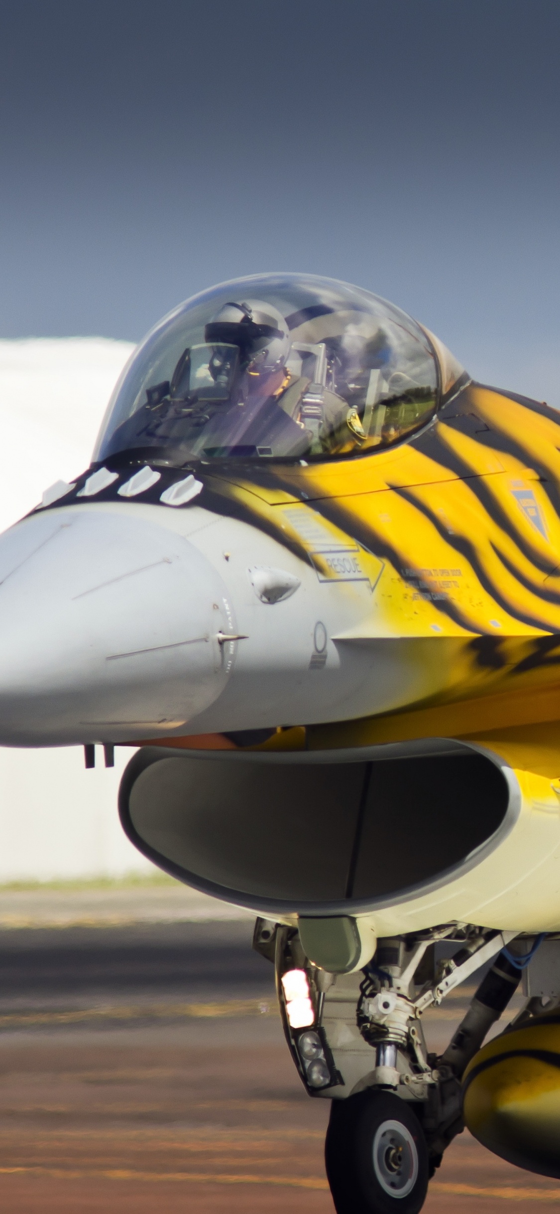 Yellow and Black Fighter Jet. Wallpaper in 1125x2436 Resolution