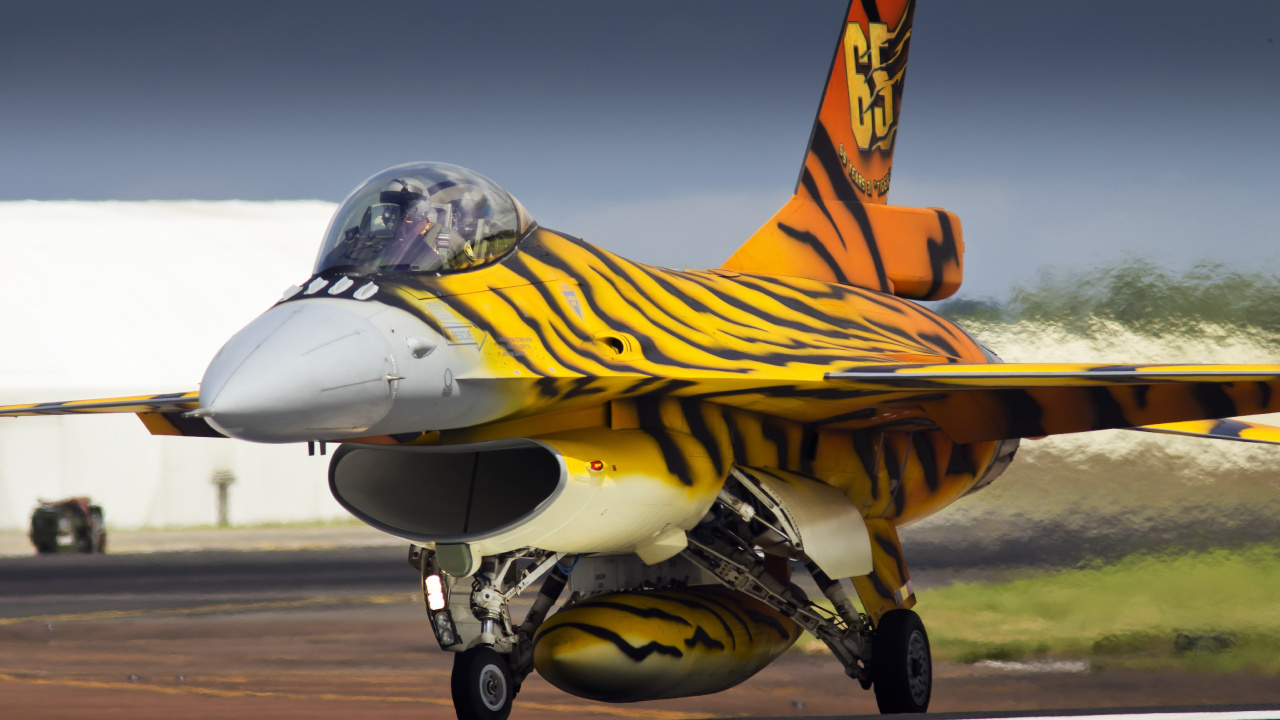 Yellow and Black Fighter Jet. Wallpaper in 1280x720 Resolution