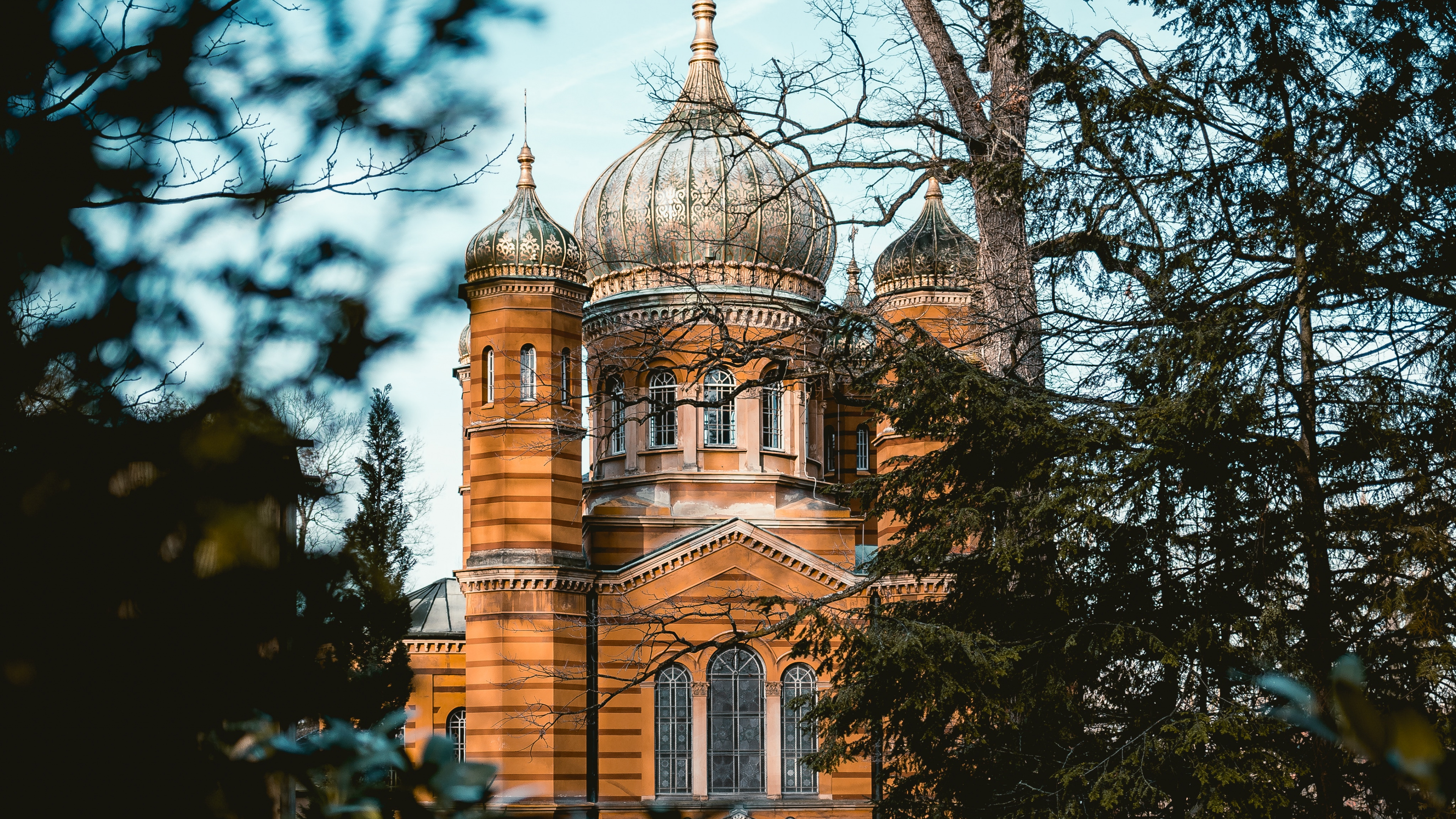 Edificio de Hormigón Marrón Durante el Día.. Wallpaper in 3840x2160 Resolution