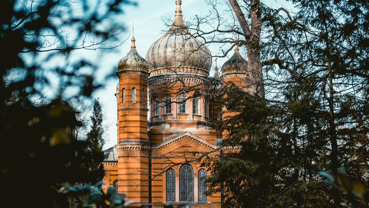 Braunes Betongebäude Tagsüber. Wallpaper in 1280x720 Resolution