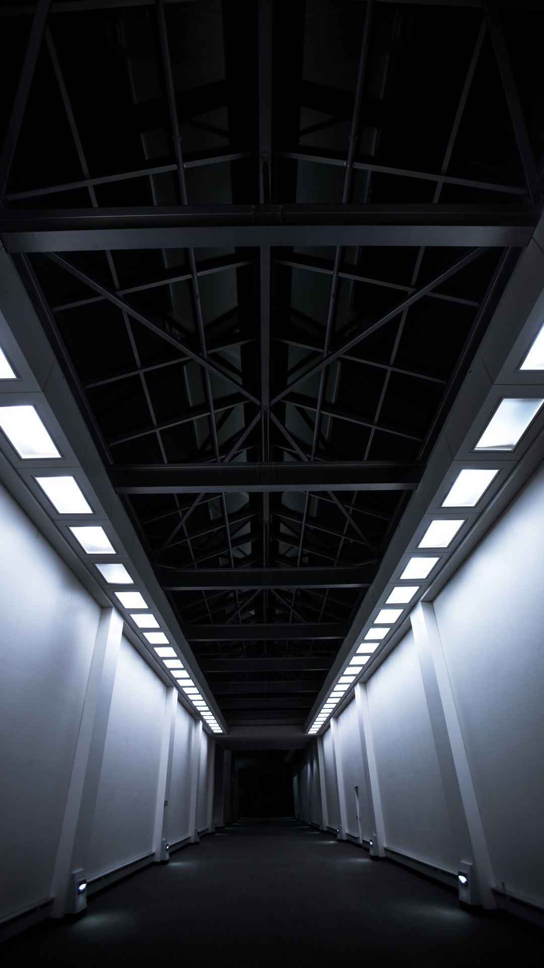 Weiße Und Schwarze Decke Mit Licht. Wallpaper in 1080x1920 Resolution