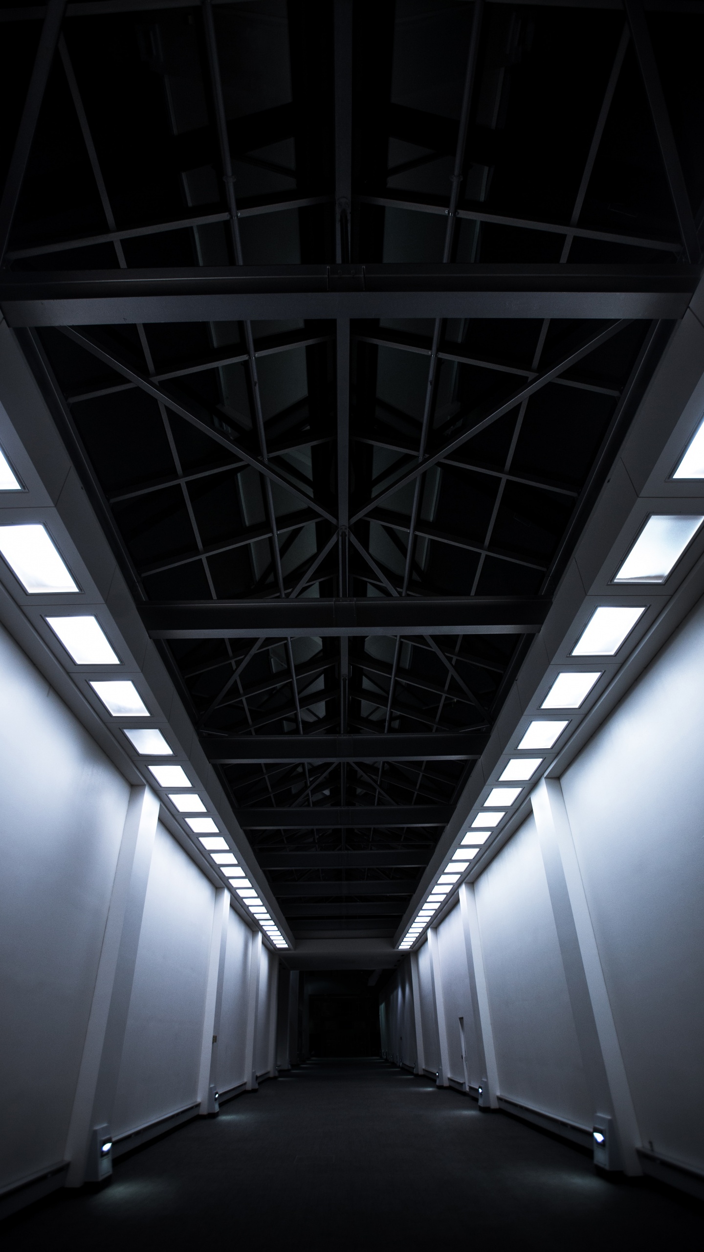 Weiße Und Schwarze Decke Mit Licht. Wallpaper in 1440x2560 Resolution