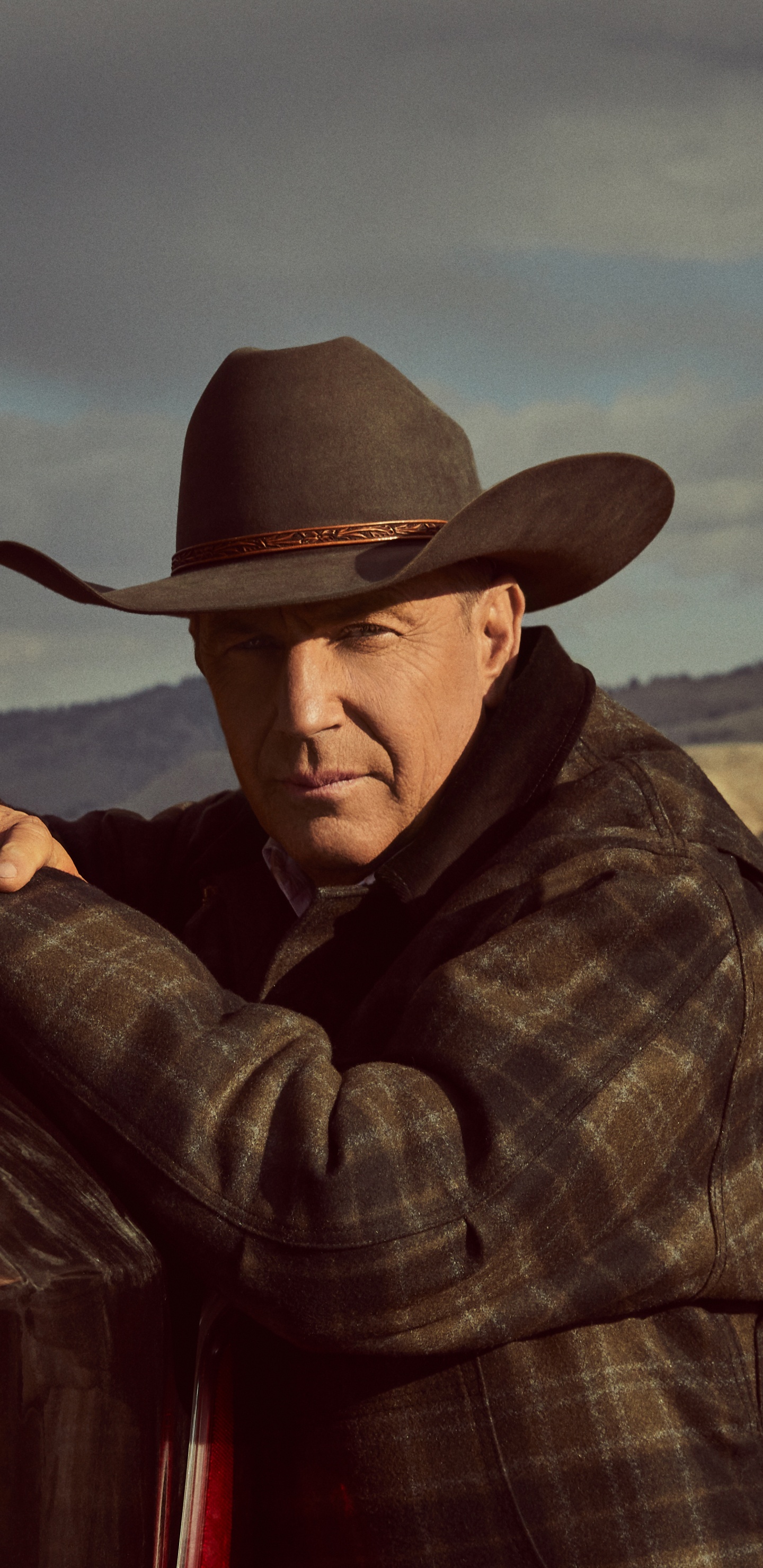 Hombre Con Sombrero de Vaquero Marrón y Camisa de Vestir a Cuadros Sentado en un Banco de Madera Marrón. Wallpaper in 1440x2960 Resolution