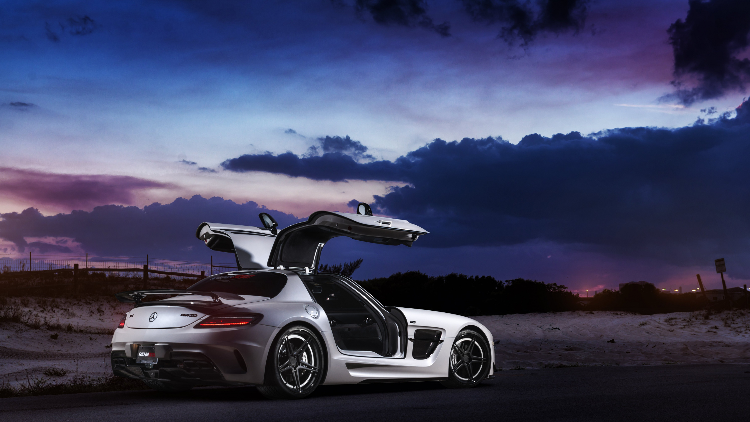 Weiß-schwarzer Porsche 911 Unterwegs Unter Blauem Himmel. Wallpaper in 2560x1440 Resolution