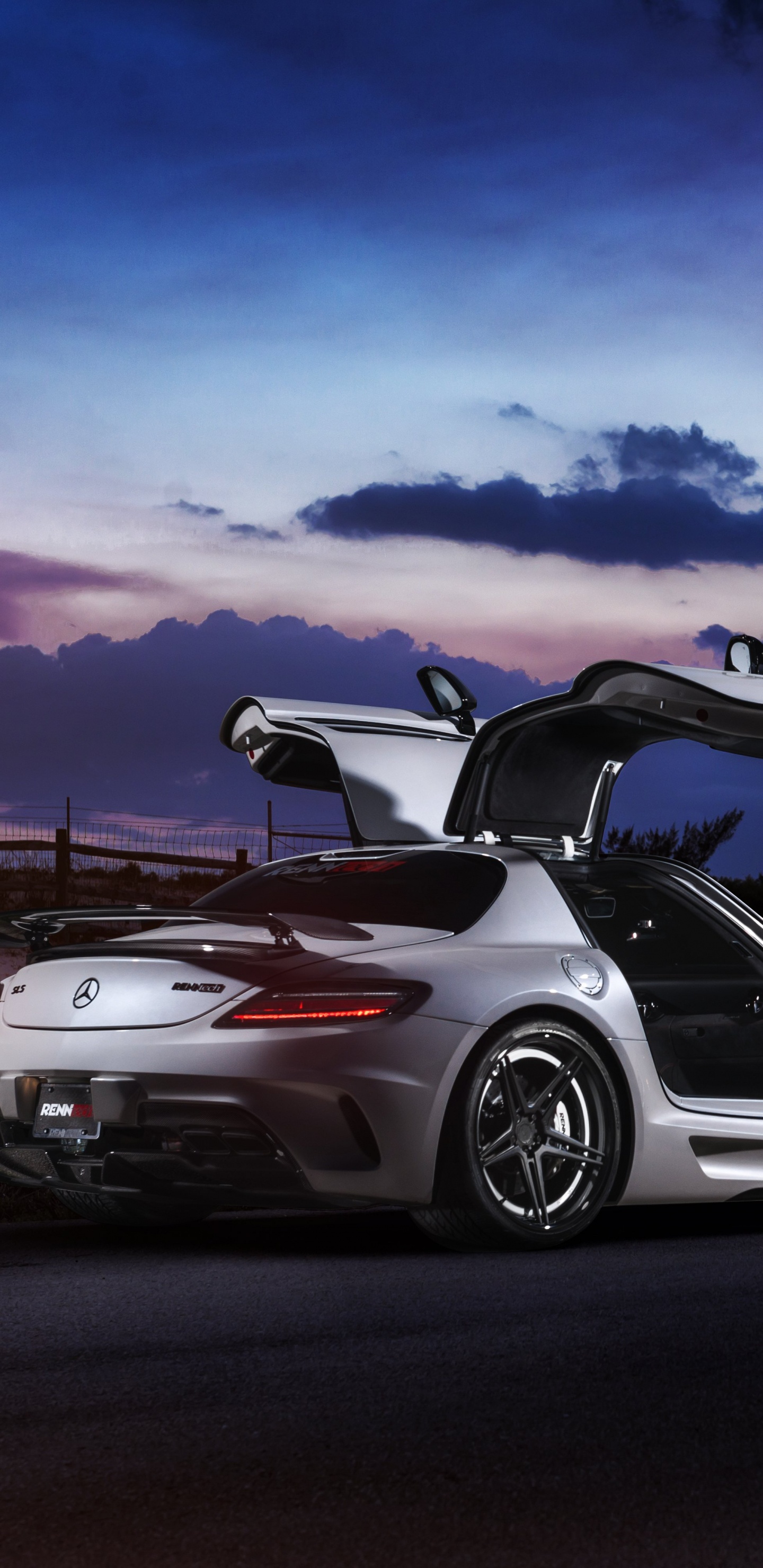 Porsche 911 Blanche et Noire Sur Route Sous Ciel Bleu. Wallpaper in 1440x2960 Resolution