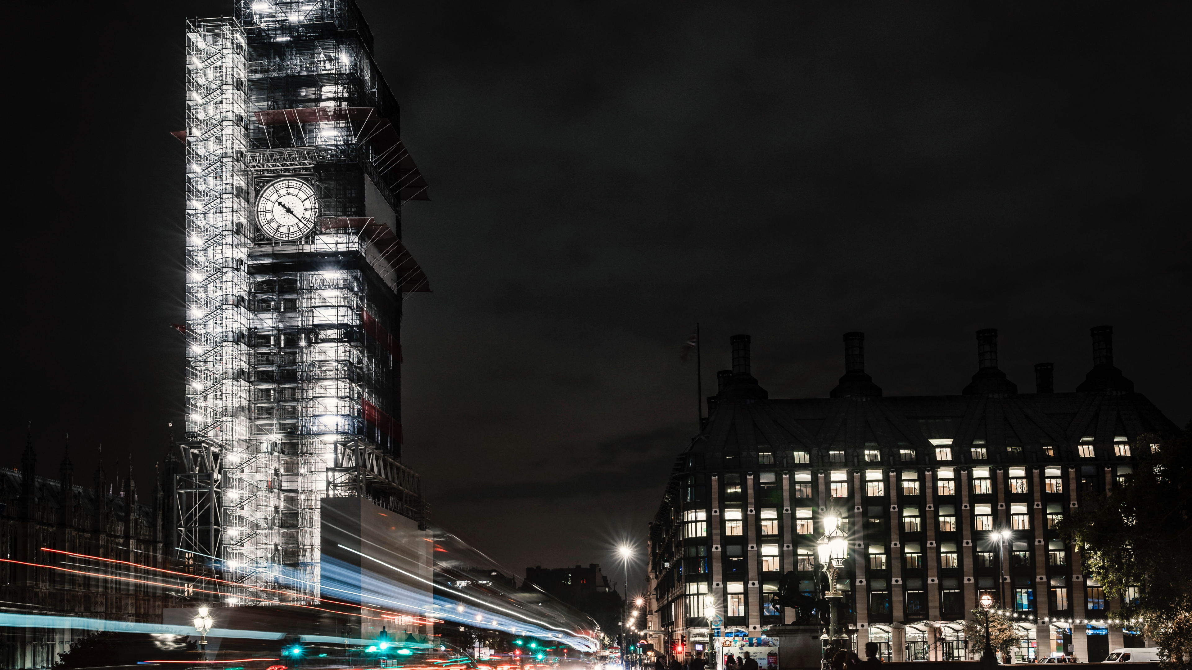 Photographie en Accéléré de Voitures Sur la Route Près de Big Ben Pendant la Nuit. Wallpaper in 3840x2160 Resolution