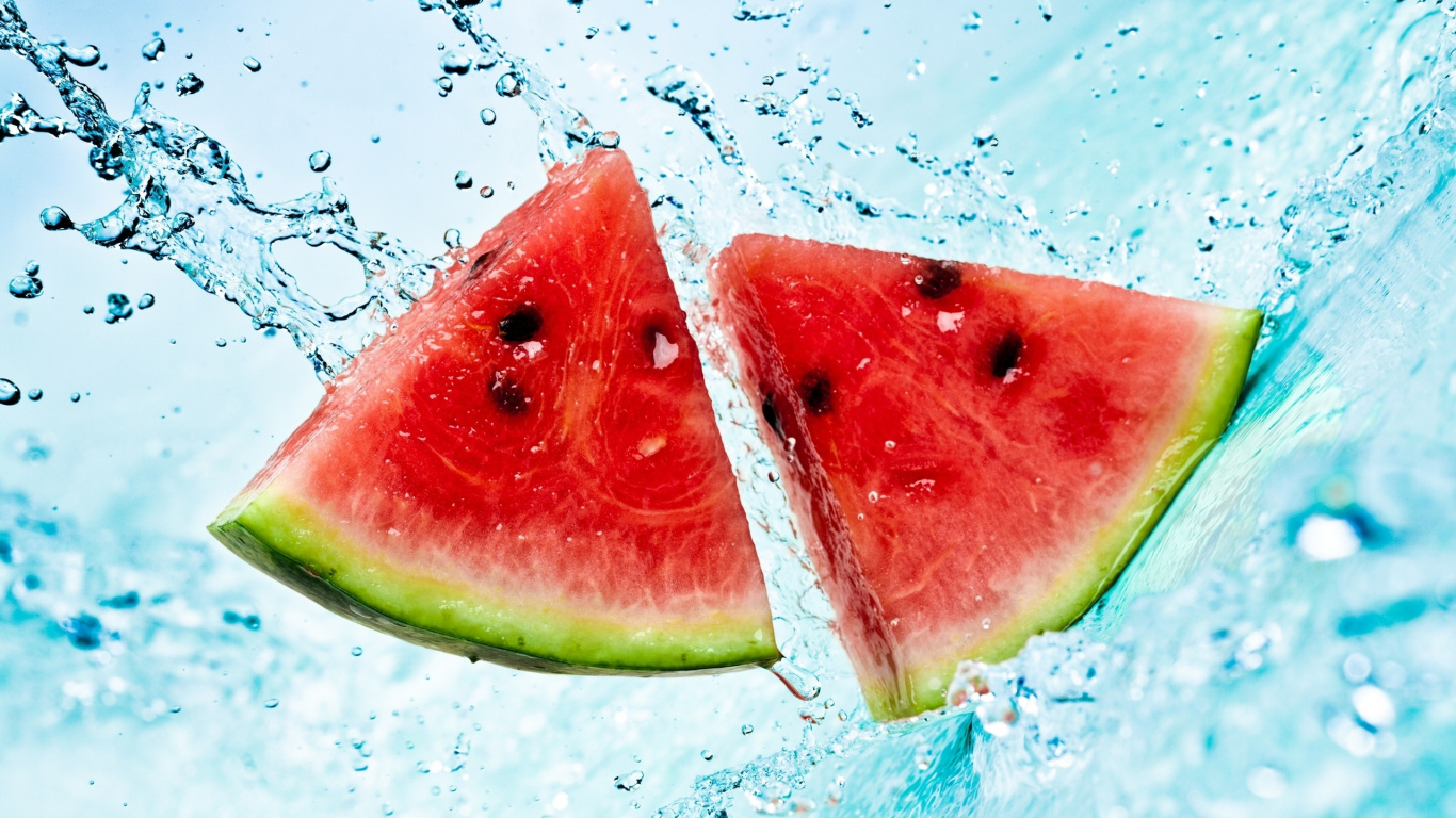 Geschnittene Wassermelone Auf Wasser Mit Wassertropfen. Wallpaper in 1366x768 Resolution