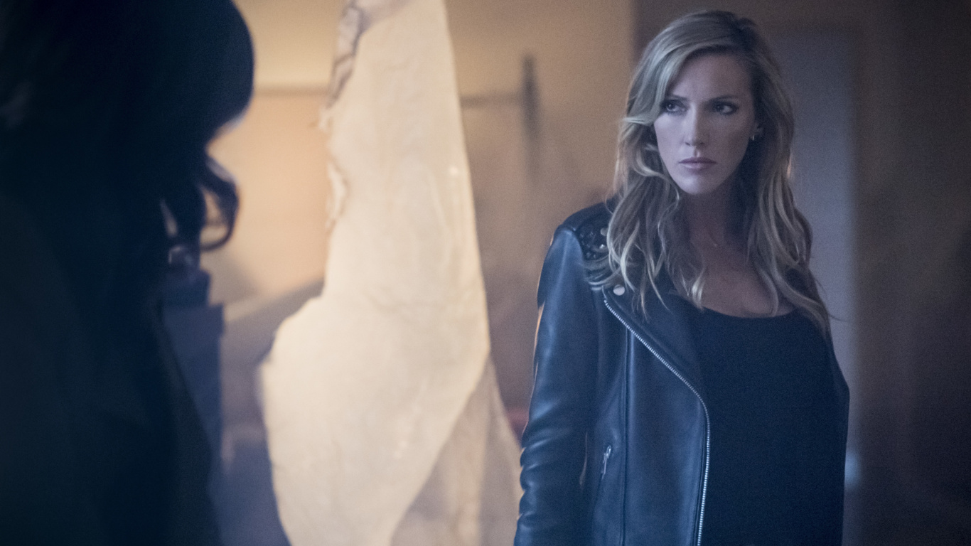 Mujer, En, Negro, Camisa de Manga Larga, Posición. Wallpaper in 1366x768 Resolution