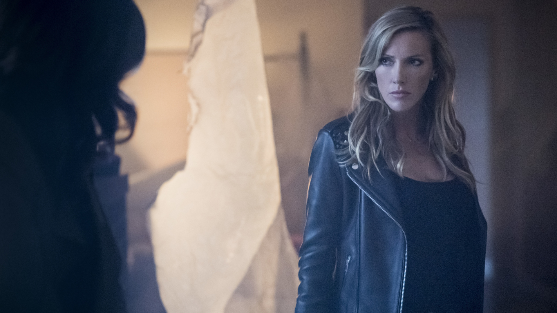 Mujer, En, Negro, Camisa de Manga Larga, Posición. Wallpaper in 1920x1080 Resolution