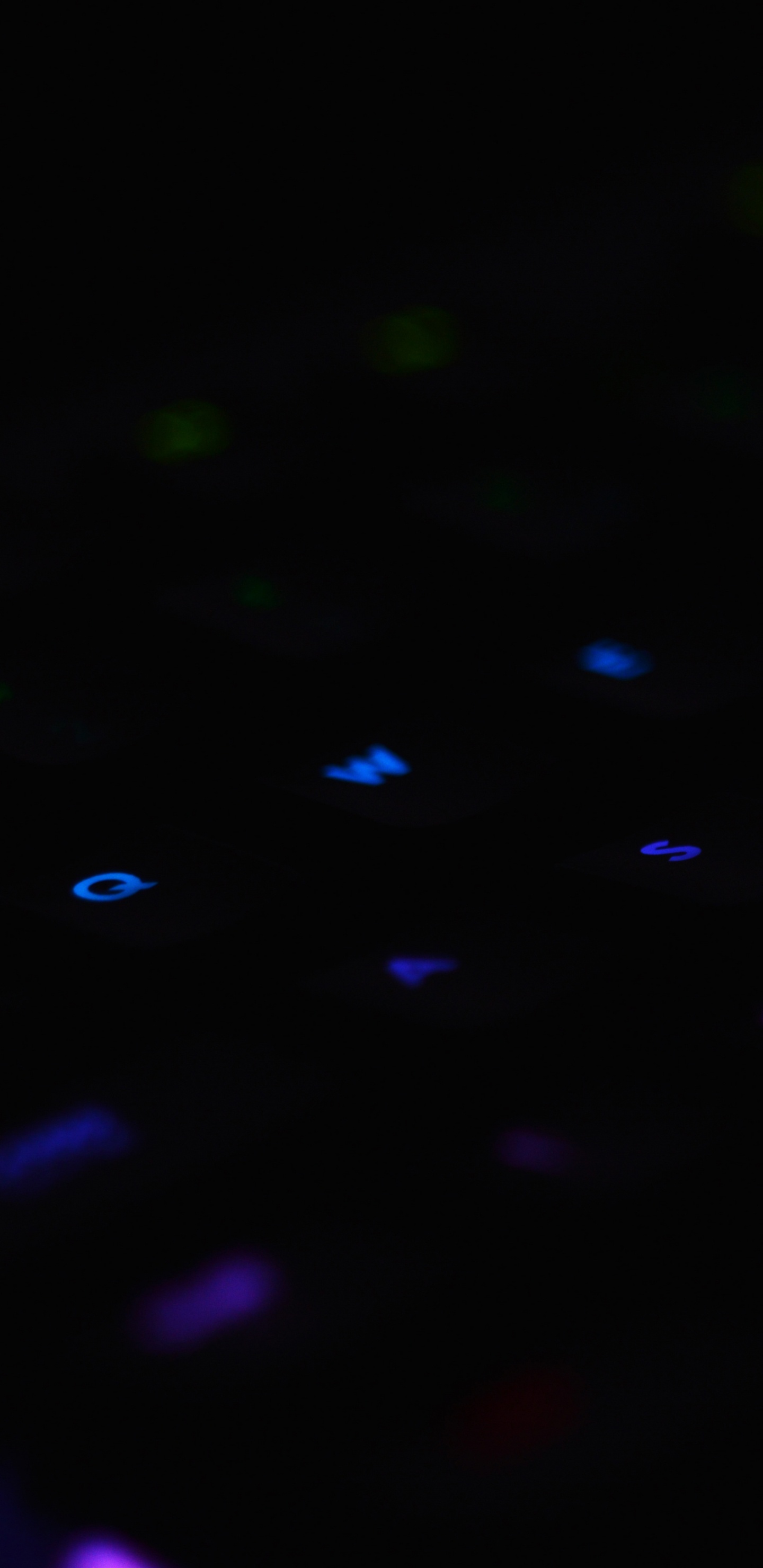 Lila Und Rosa Beleuchtete Computertastatur. Wallpaper in 1440x2960 Resolution