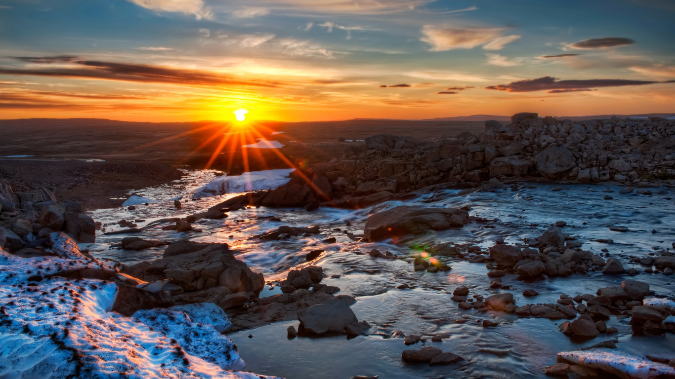 Côte Rocheuse Pendant le Coucher du Soleil Sous un Ciel Nuageux. Wallpaper in 1366x768 Resolution