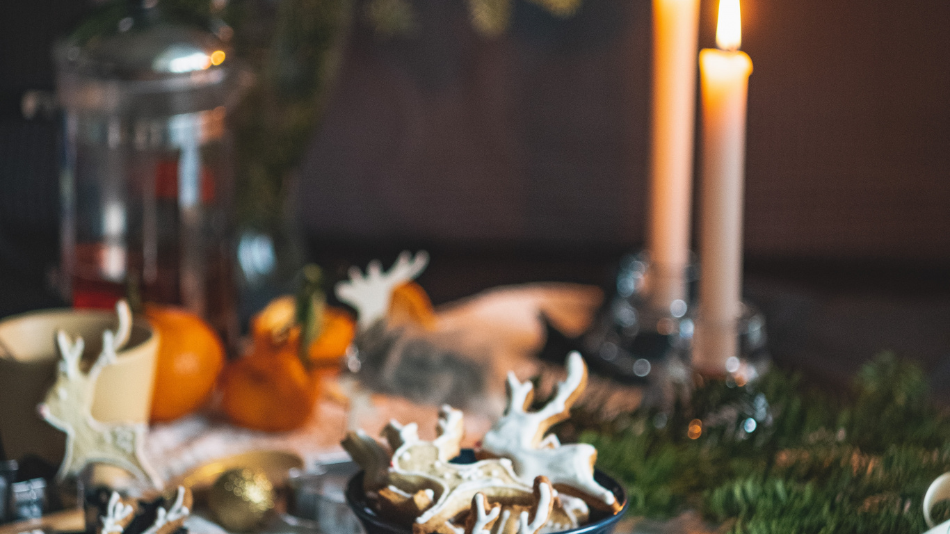 Weißer Und Brauner Sternkerzenhalter. Wallpaper in 1366x768 Resolution