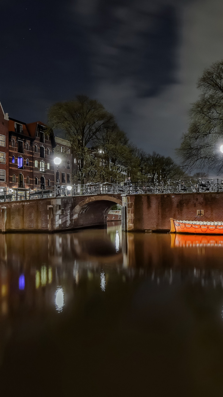 Bâtiment en Béton Brun Près de la Rivière Sous Ciel Gris. Wallpaper in 750x1334 Resolution