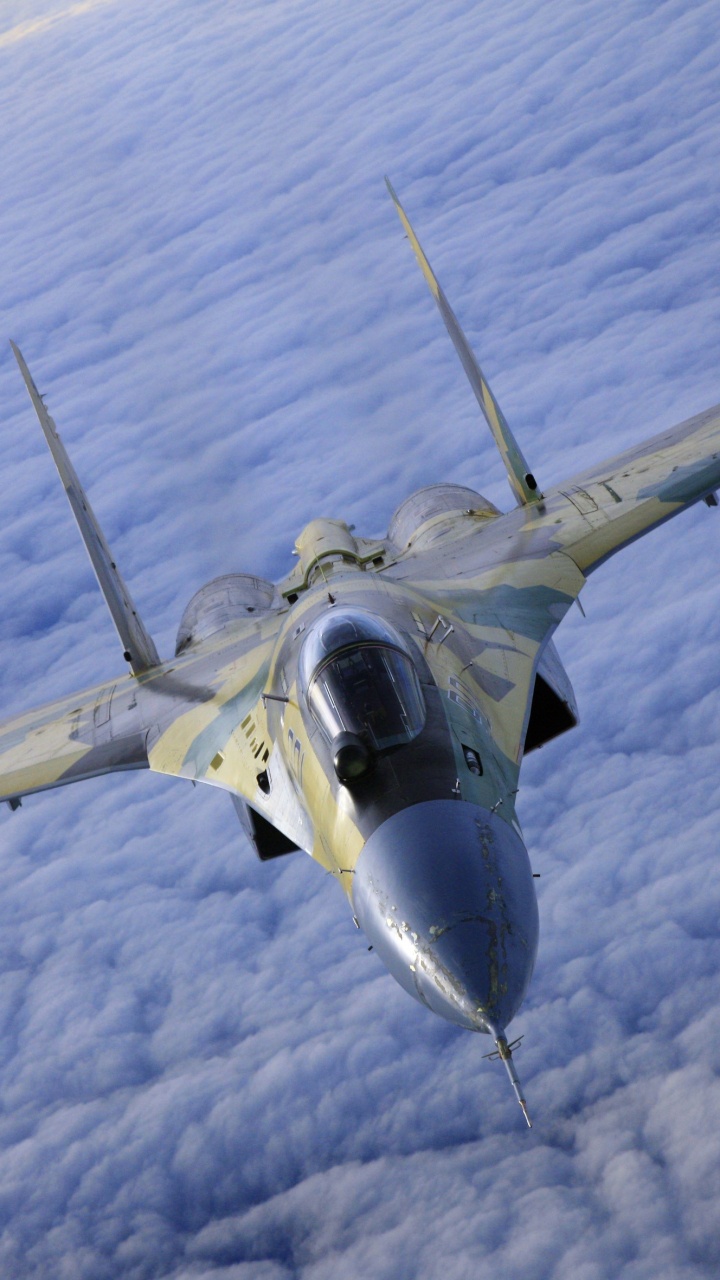 Grauer Kampfjet, Der Tagsüber Über Weiße Wolken Fliegt. Wallpaper in 720x1280 Resolution