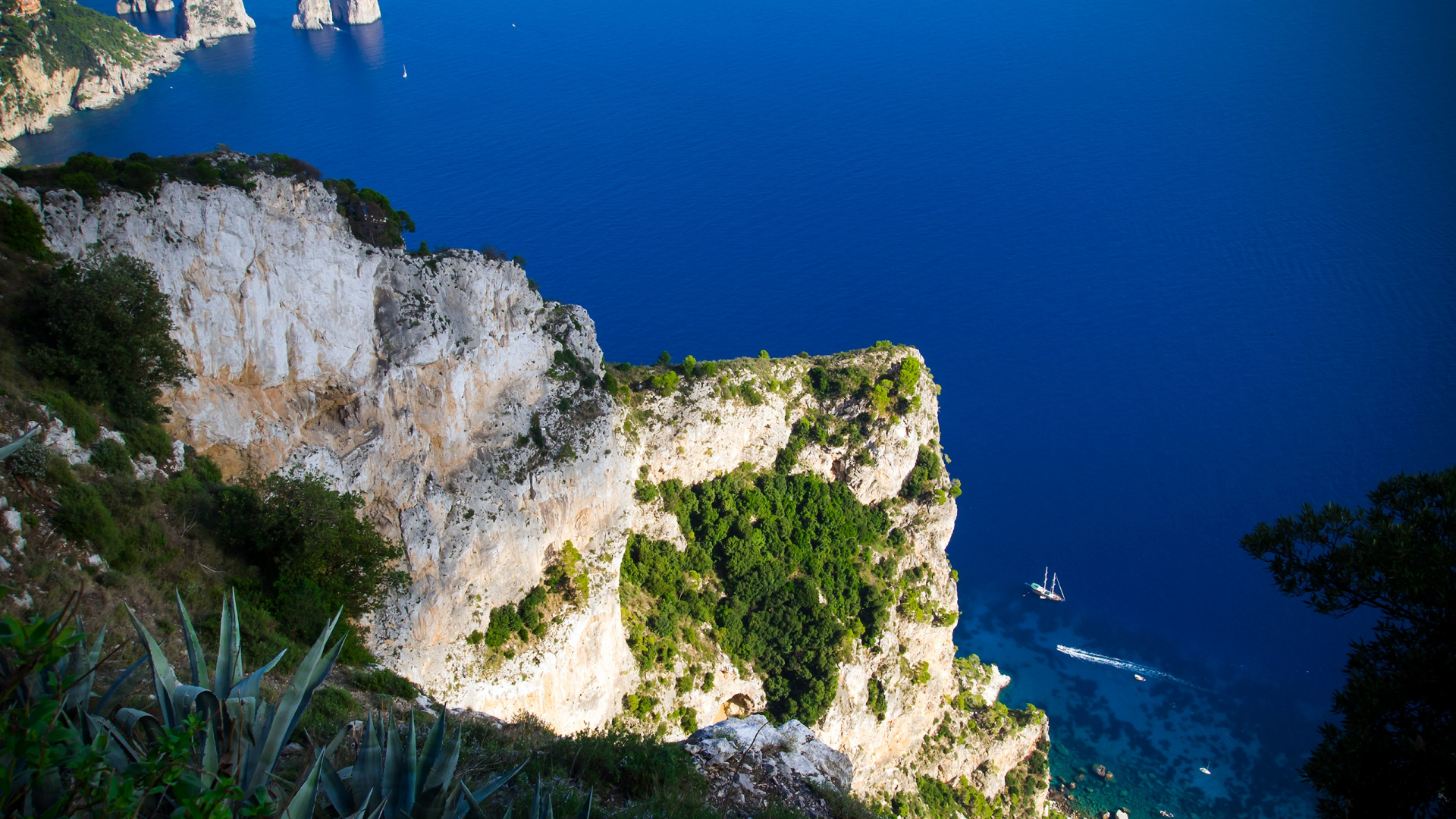 White and Green Rock Formation Near Blue Sea During Daytime. Wallpaper in 1920x1080 Resolution