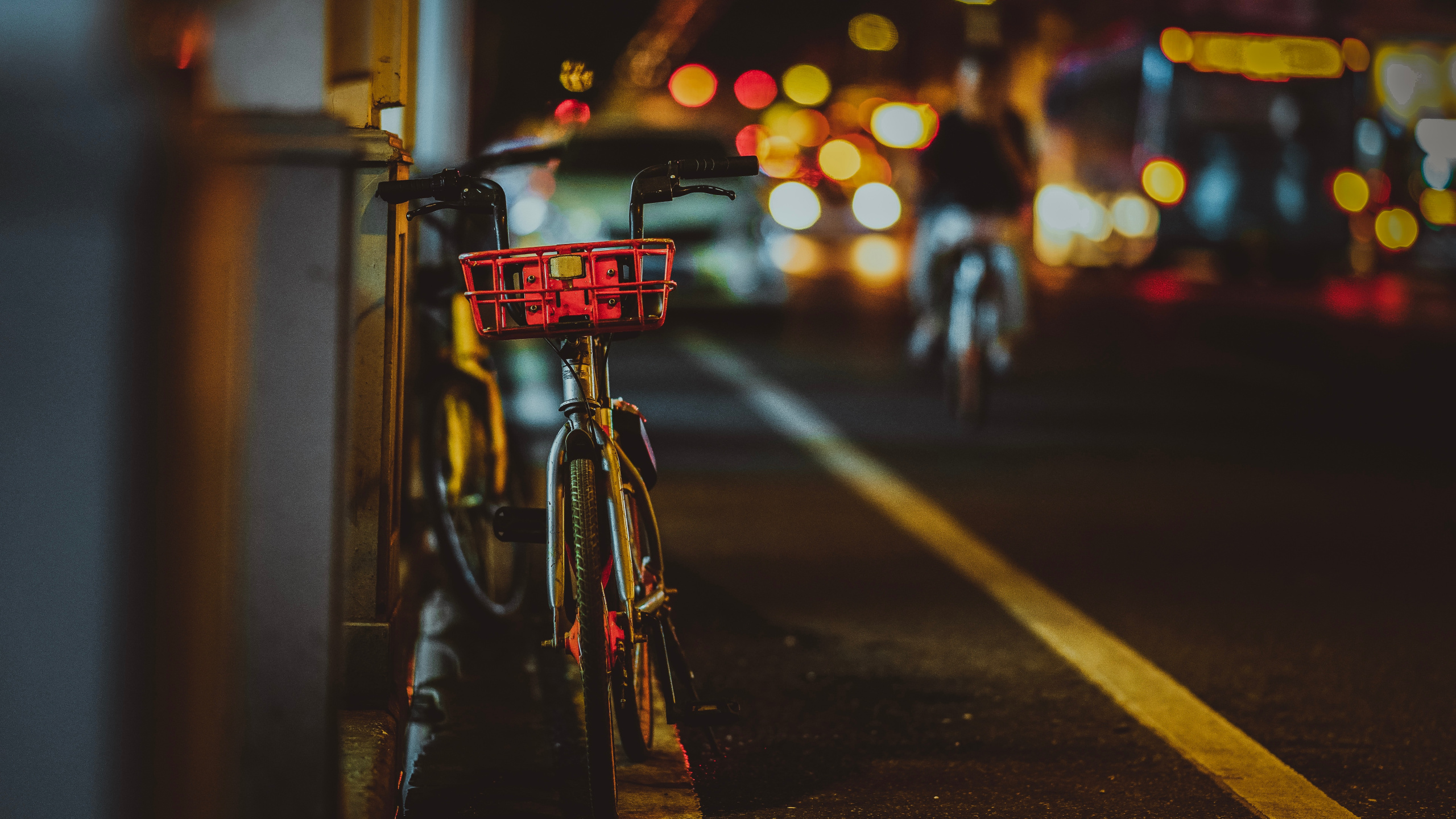 Bicicleta de Ciudad Roja y Negra Estacionada en la Acera Durante la Noche. Wallpaper in 2560x1440 Resolution