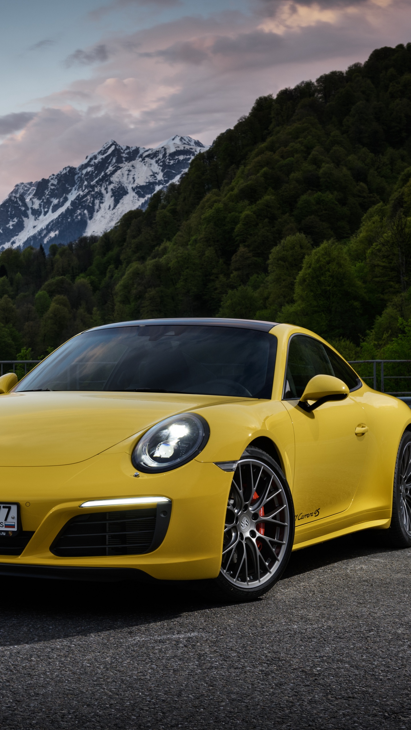 Gelber Porsche 911 Auf Der Straße in Der Nähe Des Berges Tagsüber. Wallpaper in 1440x2560 Resolution