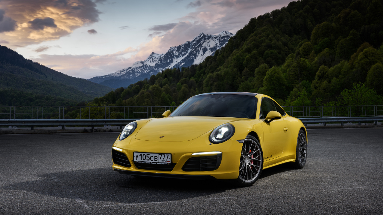 Porsche 911 Amarillo en la Carretera Cerca de la Montaña Durante el Día. Wallpaper in 1280x720 Resolution