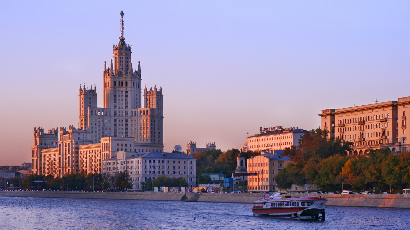 Brown and White Boat on Water Near City Buildings During Daytime. Wallpaper in 1366x768 Resolution