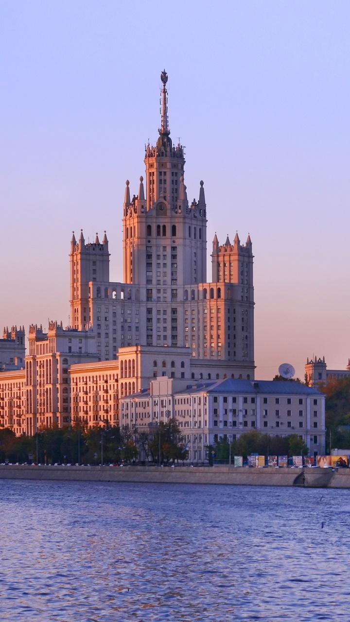 Braunes Und Weißes Boot Auf Dem Wasser in Der Nähe Von Stadtgebäuden Tagsüber. Wallpaper in 720x1280 Resolution