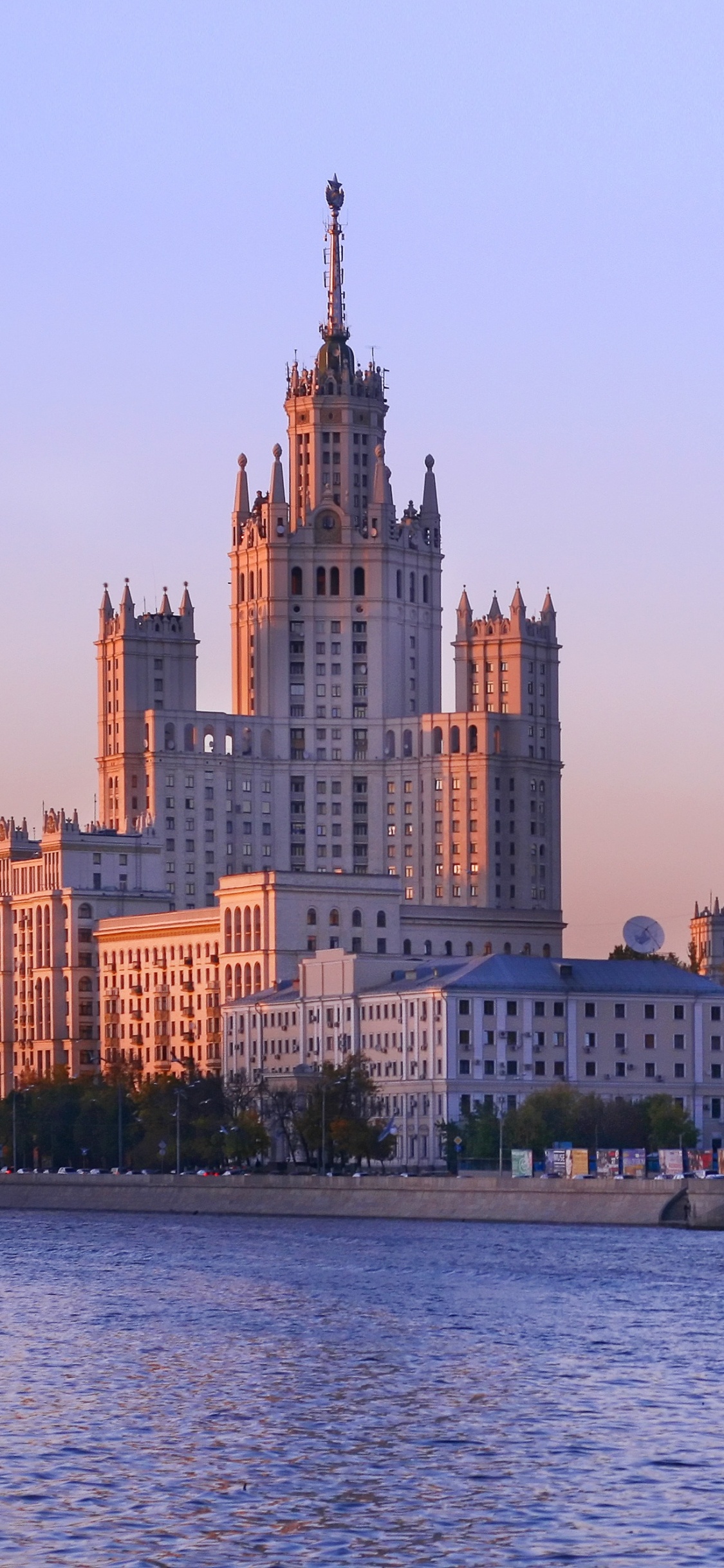 Barco Marrón y Blanco Sobre el Agua Cerca de Los Edificios de la Ciudad Durante el Día. Wallpaper in 1125x2436 Resolution