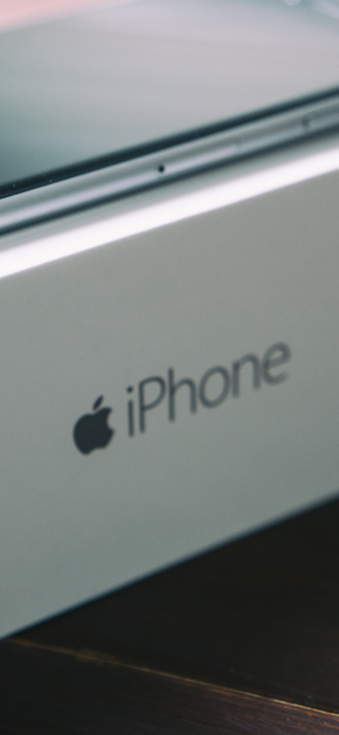 Caja de Ipad Blanca Sobre Mesa de Madera Marrón. Wallpaper in 1125x2436 Resolution