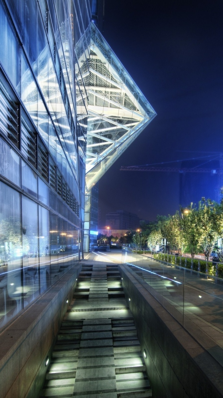 Camino de Hormigón Gris Cerca Del Edificio Durante la Noche. Wallpaper in 720x1280 Resolution