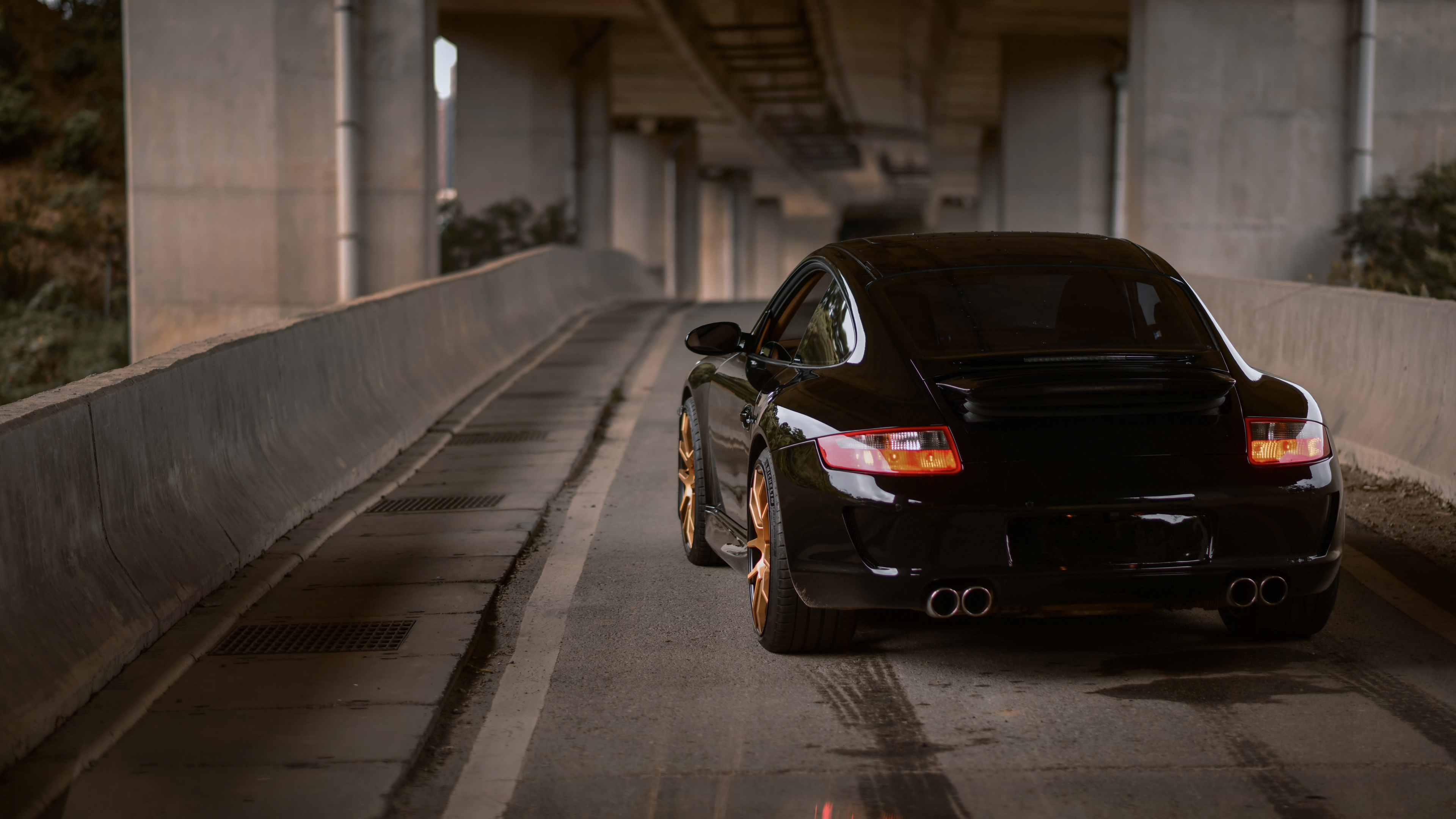 Schwarzer Porsche 911 Tagsüber Auf Bürgersteig Geparkt. Wallpaper in 3840x2160 Resolution