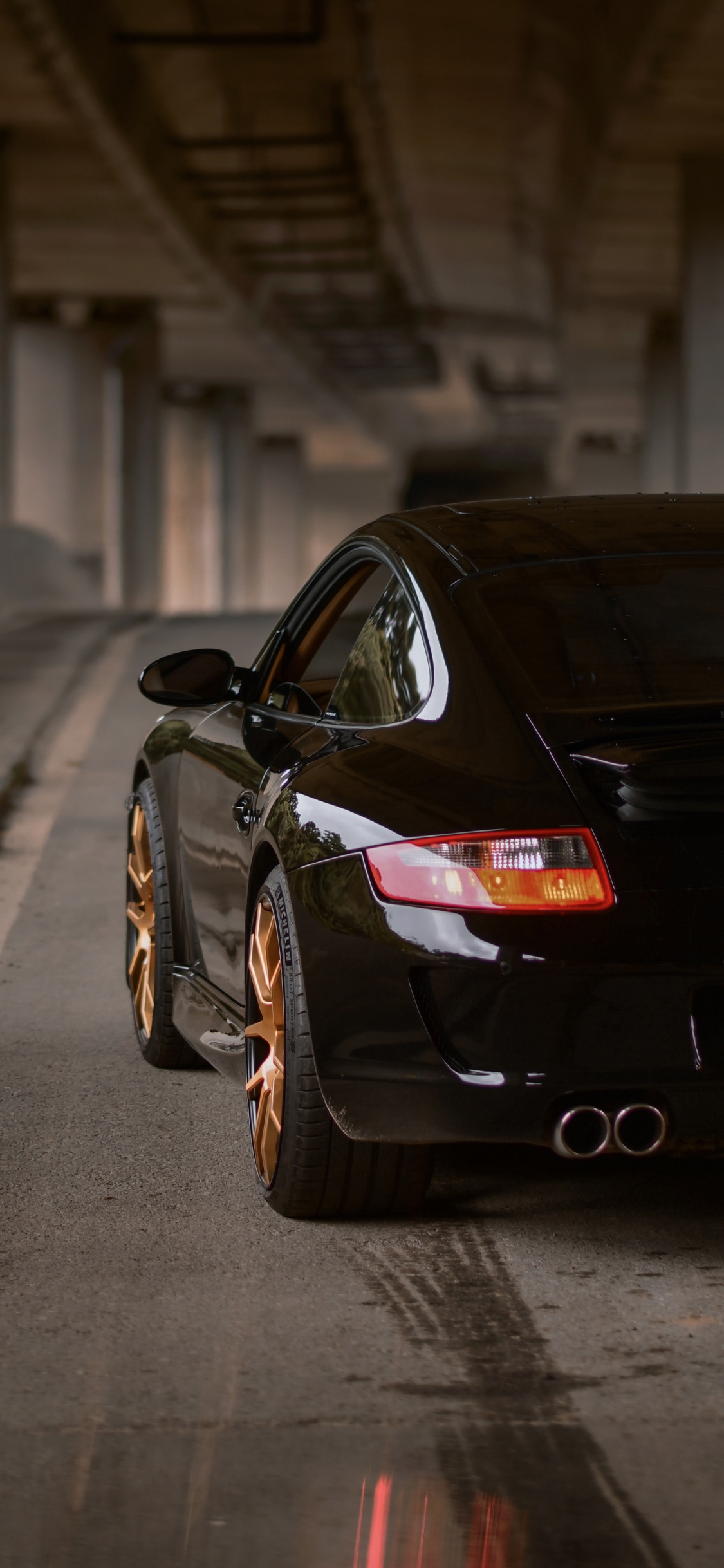 Porsche 911 Noire Garée Sur le Trottoir Pendant la Journée. Wallpaper in 1125x2436 Resolution