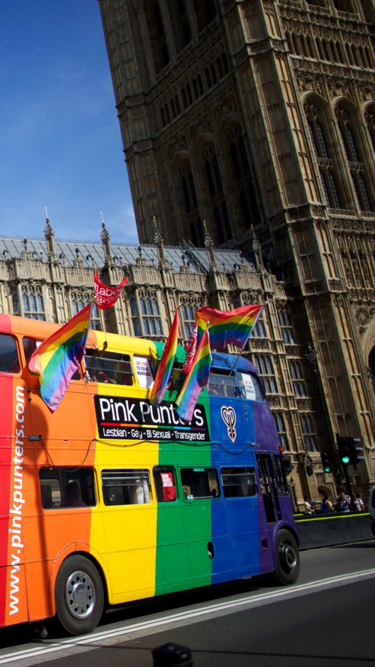 Autobús Rojo y Amarillo en la Carretera Cerca Del Edificio Durante el Día.. Wallpaper in 750x1334 Resolution