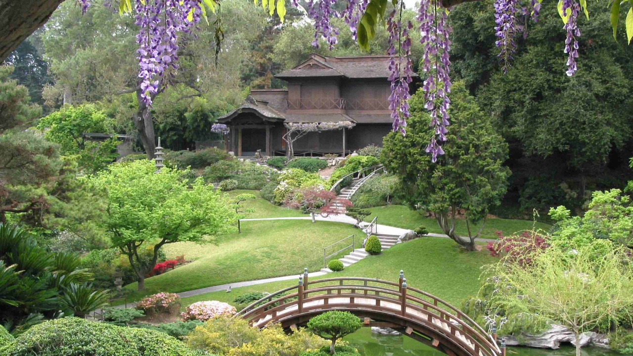 Braune Holzbrücke Über Grüne Wiese Grass. Wallpaper in 1280x720 Resolution