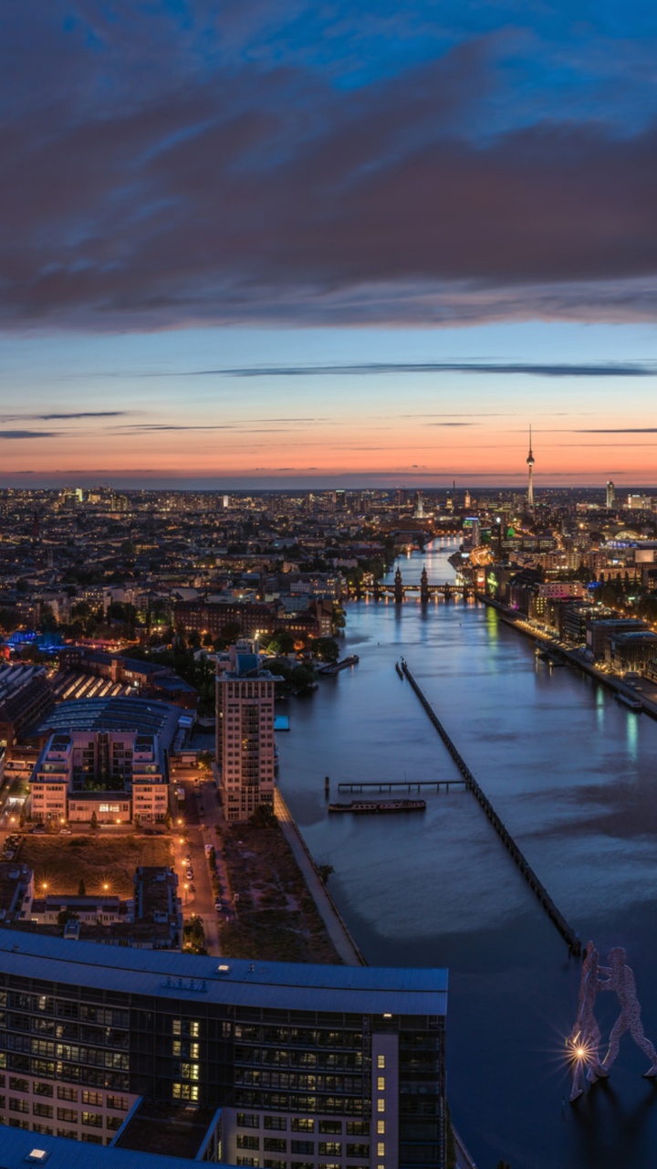Vista Aérea de Los Edificios de la Ciudad Durante la Noche.. Wallpaper in 720x1280 Resolution