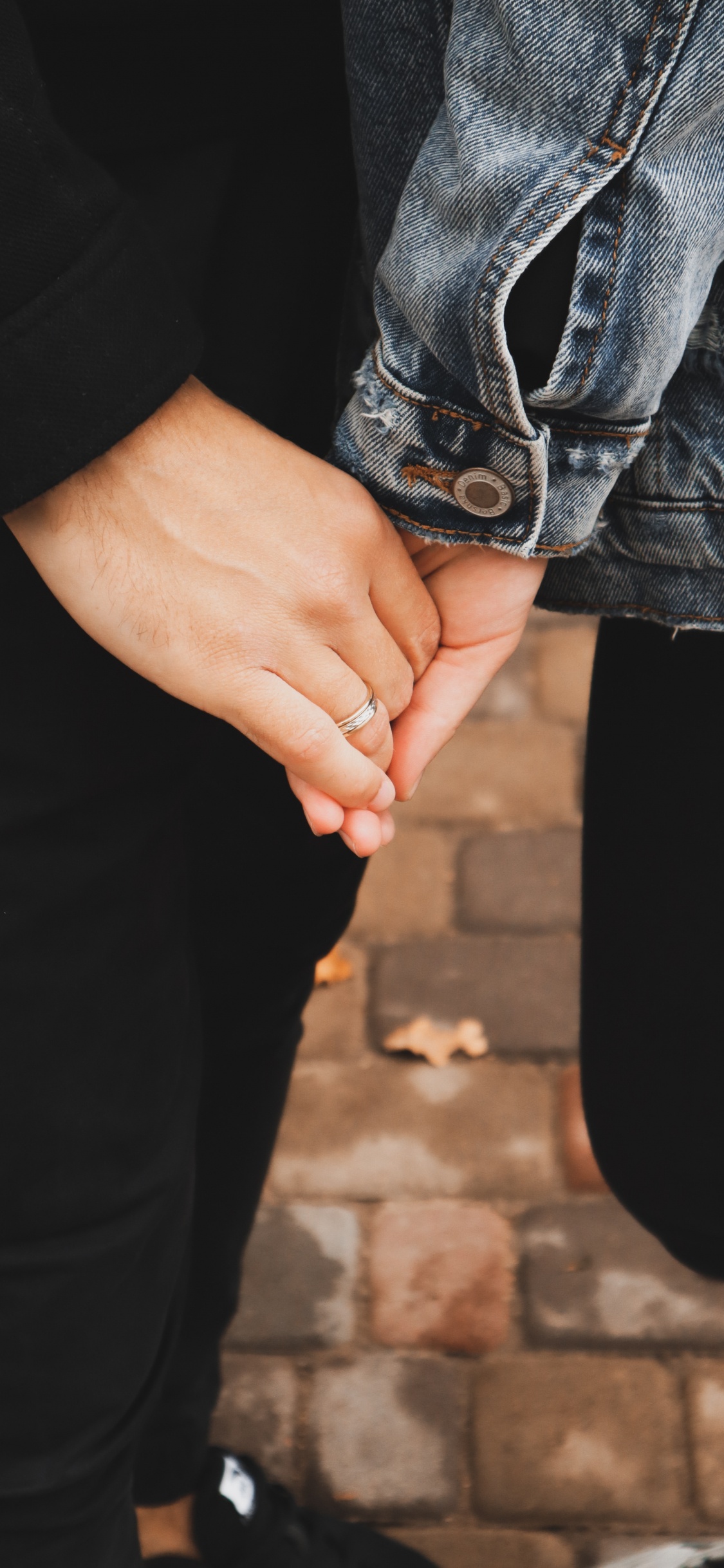 en se Tenant Les Mains, Main, Jeans, Jambe, Ongle. Wallpaper in 1125x2436 Resolution