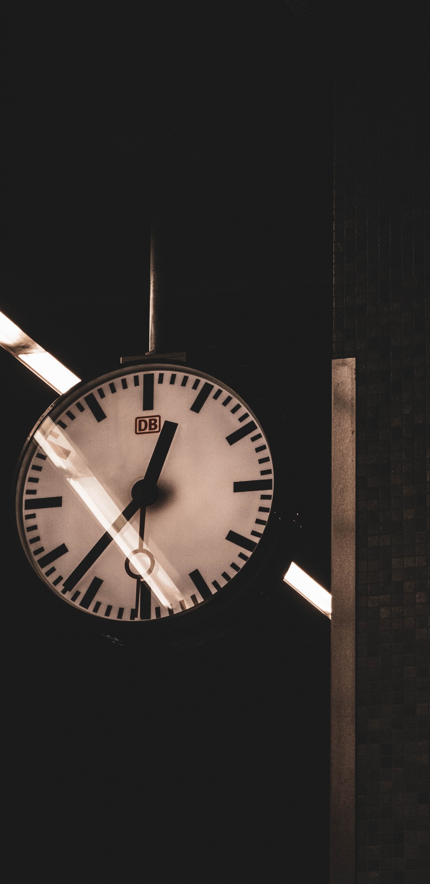 Montre Analogique Noir et Blanc. Wallpaper in 1440x2960 Resolution